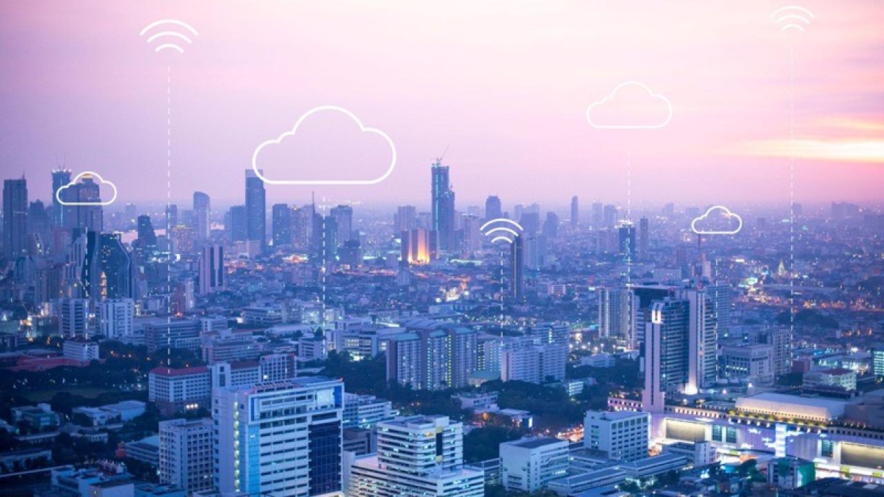 En la era de la hiperconectividad, el acceso a internet ya no es un lujo, sino una necesidad. Frente a esta realidad, cada vez más ciudades del mundo avanzan en la implementación de redes Wi-Fi públicas gratuitas y, más recientemente, en la provisión de conectividad 5G estatal o pública, con el objetivo de democratizar el acceso digital y cerrar la brecha tecnológica.
