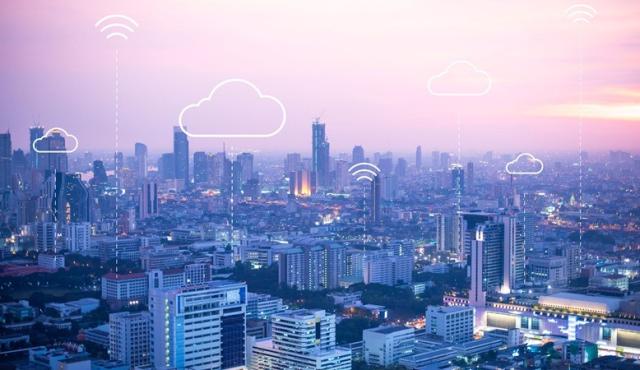 En la era de la hiperconectividad, el acceso a internet ya no es un lujo, sino una necesidad. Frente a esta realidad, cada vez más ciudades del mundo avanzan en la implementación de redes Wi-Fi públicas gratuitas y, más recientemente, en la provisión de conectividad 5G estatal o pública, con el objetivo de democratizar el acceso digital y cerrar la brecha tecnológica.
