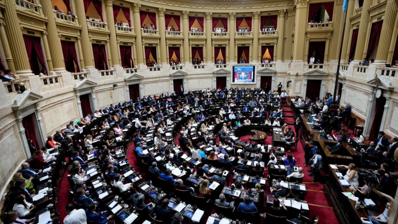 Un proyecto de ley, aún sin debate en el Congreso, busca sentar las bases para el desarrollo y uso de la Inteligencia Artificial en el país. La iniciativa, presentada por el diputado Daniel Gollan, propone cambios en los Códigos Civil, Comercial y Penal.

