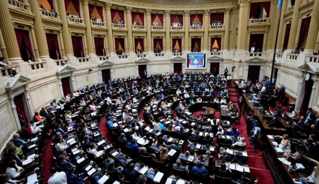 Un proyecto de ley, aún sin debate en el Congreso, busca sentar las bases para el desarrollo y uso de la Inteligencia Artificial en el país. La iniciativa, presentada por el diputado Daniel Gollan, propone cambios en los Códigos Civil, Comercial y Penal.
