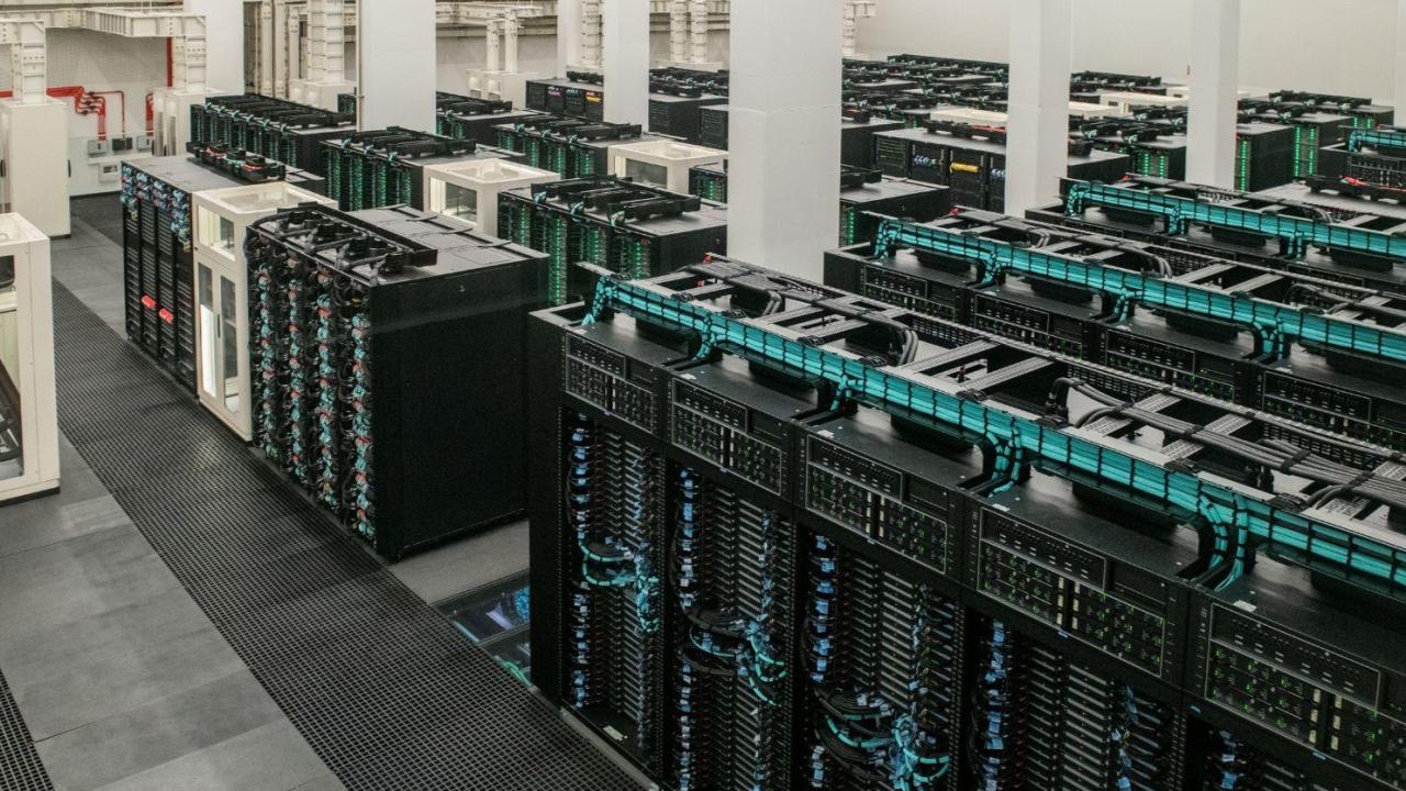 La Comisión Europea ha recibido 76 manifestaciones de interés para construir gigafactorías de Inteligencia Artificial (IA) en 16 Estados miembros, según anunció Henna Virkkunen, vicepresidenta de Soberanía Tecnológica del organismo. Las propuestas abarcan 60 ubicaciones diferentes y forman parte de la iniciativa Solaris, que busca posicionar a la Unión Europea (UE) como líder en supercomputación e Inteligencia Artificial.