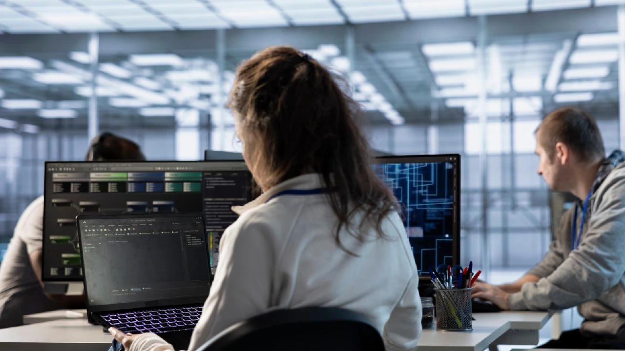 El Reino Unido planea formar a 7,5 millones de trabajadores en inteligencia artificial y habilidades digitales, con apoyo estatal, alianzas académicas y participación del sector privado. Argentina podría seguir el mismo camino con su capital científico, universidades públicas y centros como el CONICET. La clave: voluntad política y articulación.
