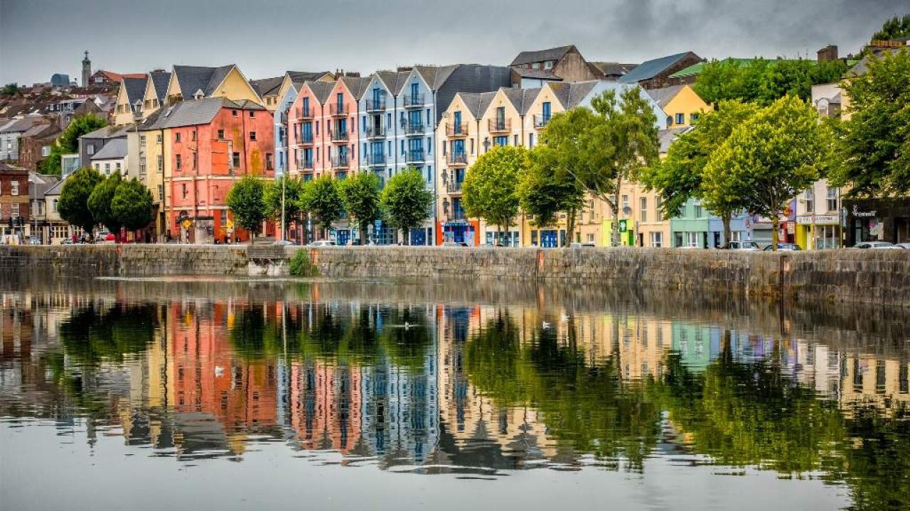 La segunda ciudad más grande de Irlanda atrae inversiones millonarias y florece como un ecosistema de innovación, compitiendo con Dublín y Galway.
