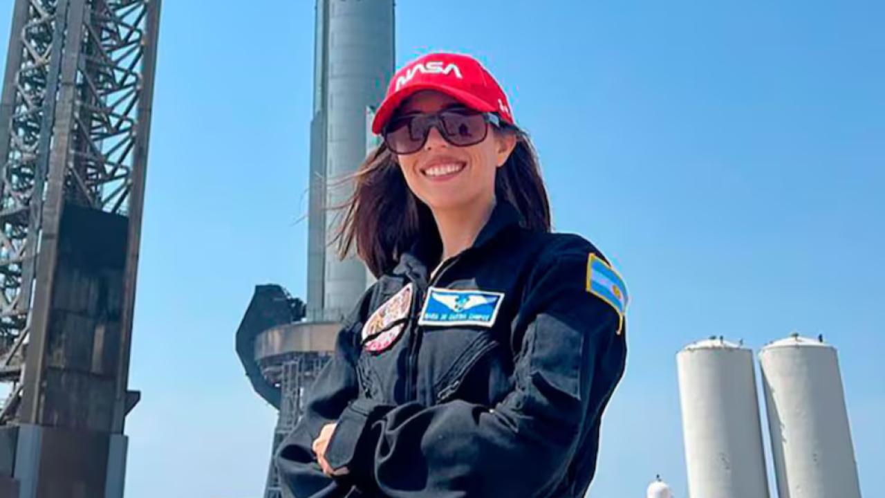 



Noel de Castro, de 27 años, nacida en Cafayate, Salta, será la primera mujer argentina en viajar al espacio como parte de una misión privada vinculada a la NASA. Su camino combina excelencia académica, formación internacional y una clara vocación por inspirar a las nuevas generaciones.