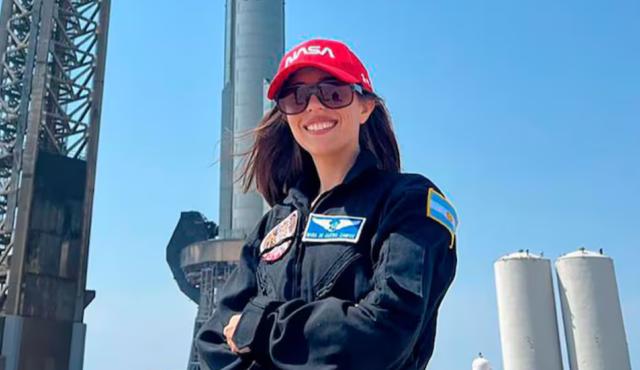 



Noel de Castro, de 27 años, nacida en Cafayate, Salta, será la primera mujer argentina en viajar al espacio como parte de una misión privada vinculada a la NASA. Su camino combina excelencia académica, formación internacional y una clara vocación por inspirar a las nuevas generaciones.