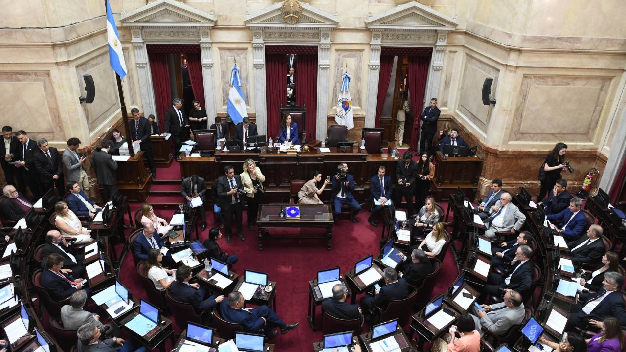 En un contexto global donde la Inteligencia Artificial (IA) avanza a pasos agigantados, el Senado argentino se encuentra evaluando una serie de proyectos de ley que buscan establecer un marco regulatorio sólido, ético y responsable para esta tecnología disruptiva. 