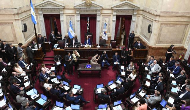 En un contexto global donde la Inteligencia Artificial (IA) avanza a pasos agigantados, el Senado argentino se encuentra evaluando una serie de proyectos de ley que buscan establecer un marco regulatorio sólido, ético y responsable para esta tecnología disruptiva. 