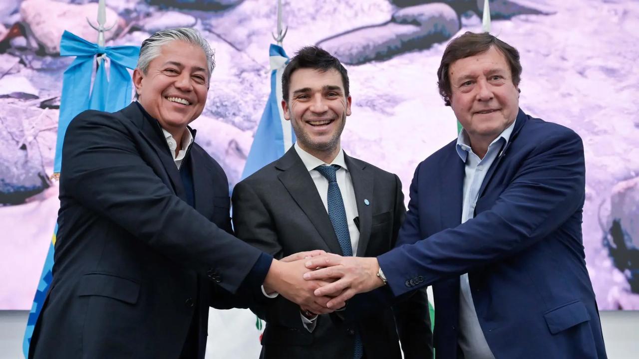 Río Negro, Chubut y Neuquén financiarán con recursos propios la ampliación del Gasoducto Cordillerano, una obra estratégica que permitirá incorporar más de 15.000 viviendas, escuelas y hospitales a la red de gas natural .
