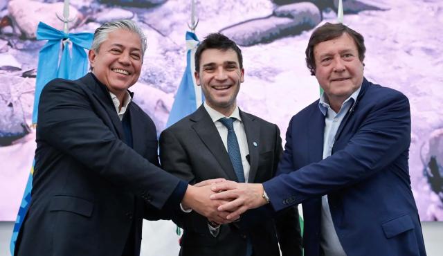Río Negro, Chubut y Neuquén financiarán con recursos propios la ampliación del Gasoducto Cordillerano, una obra estratégica que permitirá incorporar más de 15.000 viviendas, escuelas y hospitales a la red de gas natural .
