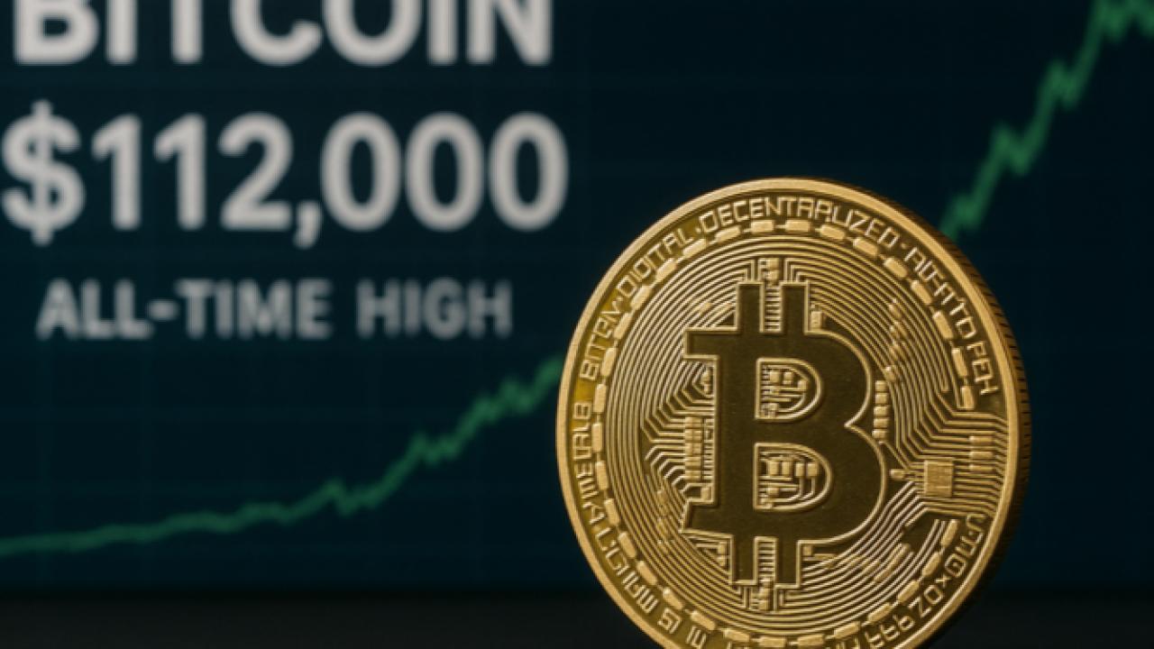Bitcoin alcanzó este miércoles un nuevo máximo histórico al superar brevemente los 112.000 dólares, antes de estabilizarse en torno a los 111.300 dólares por unidad. La criptomoneda más famosa del mundo consolida así su lugar como el activo digital más valioso, en un contexto de fuerte demanda institucional y expectativas macroeconómicas favorables.