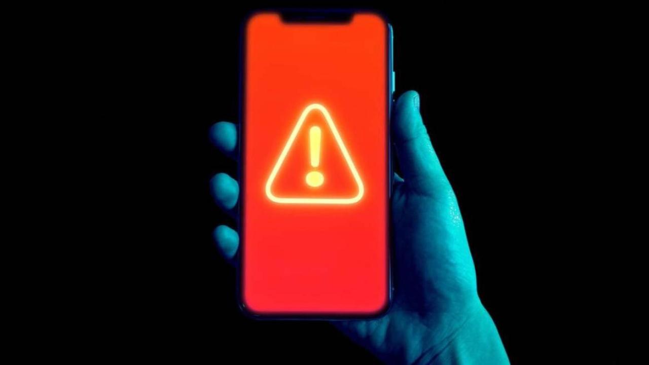 En tiempos donde todo pasa por el celular —desde el homebanking hasta las conversaciones personales— el temor a ser espiado crece. Aunque muchas veces se trata de paranoia, existen indicios técnicos y señales reales que pueden ayudarte a detectar si tu teléfono fue intervenido.