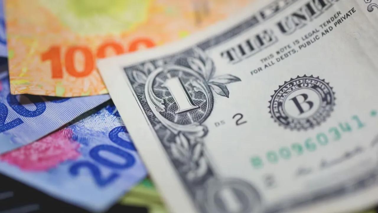 En medio de la inflación y la incertidumbre local, cada vez más argentinos buscan dónde dejar sus dólares para que generen rendimiento. Entre plazos fijos bancarios y billeteras digitales con stablecoins, hoy es posible conseguir tasas en dólares que superan el 10 % anual.
