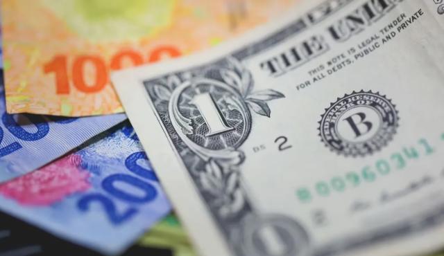 En medio de la inflación y la incertidumbre local, cada vez más argentinos buscan dónde dejar sus dólares para que generen rendimiento. Entre plazos fijos bancarios y billeteras digitales con stablecoins, hoy es posible conseguir tasas en dólares que superan el 10 % anual.
