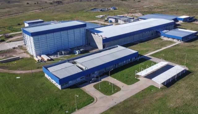 Con una inversión de US$ 35 millones, Carnes Porcinas Seleccionadas (CPS) inauguró una planta de última generación en General Las Heras, ubicada a solo 56 km de Ezeiza. El establecimiento fue desarrollado en un predio de 38 hectáreas, cuenta con 18.000 m² cubiertos y tiene la capacidad de faenar hasta 2.000 cerdos por día, lo que equivale a aproximadamente 40.000 animales por mes.