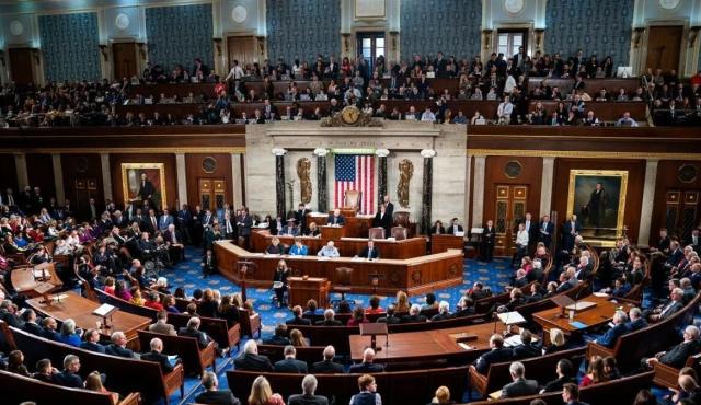 En un hito clave para la regulación de los activos digitales en Estados Unidos, la Cámara de Representantes aprobó hoy tres proyectos de ley que conforman un paquete legislativo histórico para el sector cripto. 