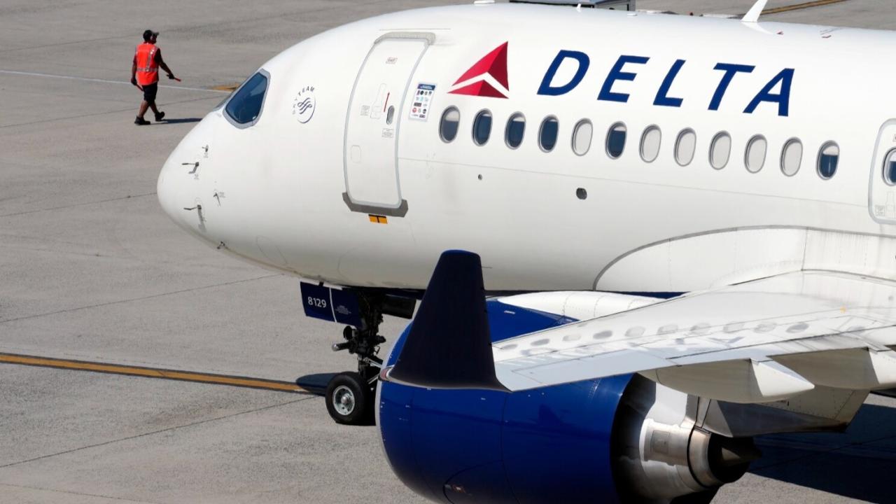 Delta Air Lines acelera la implementación de inteligencia artificial (IA) para establecer precios personalizados en sus boletos de avión. Actualmente, el sistema de IA influye en el precio de aproximadamente un 3% de sus vuelos domésticos, y la aerolínea planea expandir esta tecnología para cubrir el 20% para finales de 2025.
