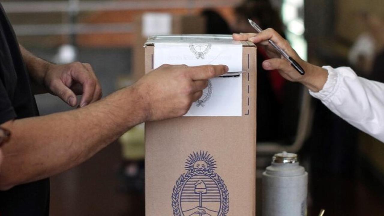 Un reciente análisis del Reuters Institute for the Study of Journalism, titulado “Generative AI and elections: why you should worry more about humans than AI systems”, desafía la creciente ansiedad sobre el impacto negativo de la Inteligencia Artificial Generativa (GenAI) en los procesos electorales.
