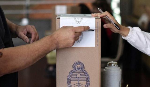 Un reciente análisis del Reuters Institute for the Study of Journalism, titulado “Generative AI and elections: why you should worry more about humans than AI systems”, desafía la creciente ansiedad sobre el impacto negativo de la Inteligencia Artificial Generativa (GenAI) en los procesos electorales.
