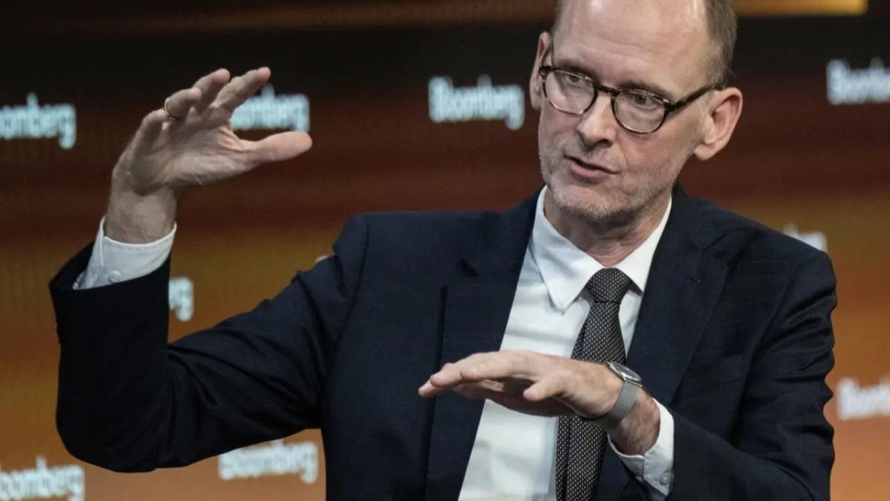 Torsten Sløk, economista jefe de Apollo Global Management, una de las gestoras de activos más grandes del mundo con más de 600.000 millones de dólares bajo administración, advirtió que el entusiasmo desmedido por la Inteligencia Artificial (IA) podría estar inflando una burbuja financiera de proporciones mayores a la vivida durante la crisis de las puntocom en 1999.
