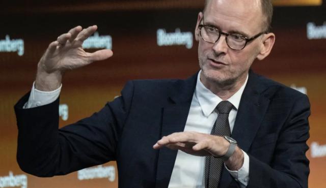 Torsten Sløk, economista jefe de Apollo Global Management, una de las gestoras de activos más grandes del mundo con más de 600.000 millones de dólares bajo administración, advirtió que el entusiasmo desmedido por la Inteligencia Artificial (IA) podría estar inflando una burbuja financiera de proporciones mayores a la vivida durante la crisis de las puntocom en 1999.

