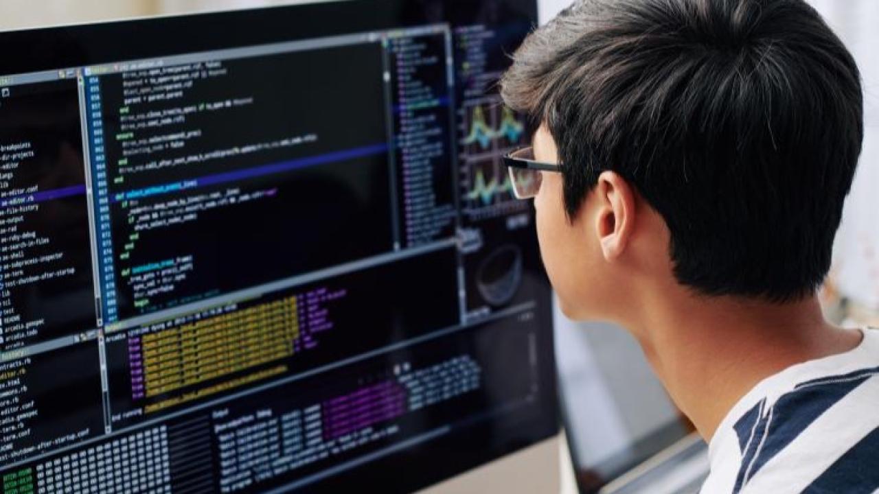 Estados Unidos, España y Alemania lideran la contratación de programadores y expertos en IA argentinos. La falta de incentivos y la crisis local impulsan un nuevo éxodo digital.