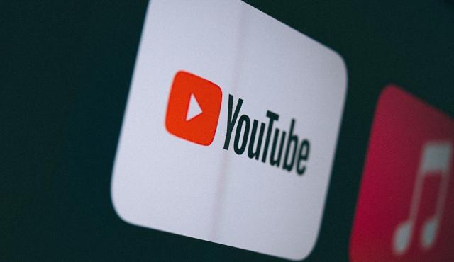 Un nuevo estudio revela que el algoritmo de YouTube redirige a los usuarios hacia videos más alegres y virales cuando detecta un alto consumo de contenido político. ¿Control emocional o estrategia de retención?
