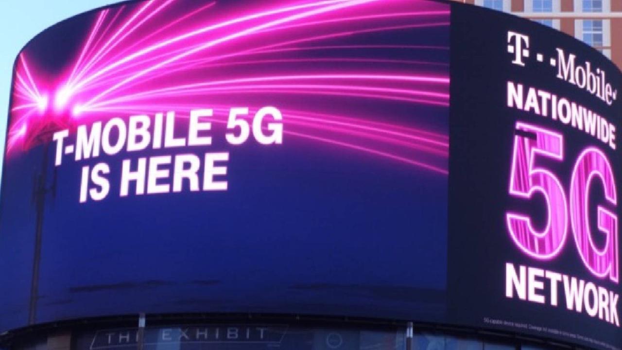 T‑Mobile se convierte en la primera operadora de EE. UU. en implementar masivamente L4S, una tecnología clave de la nueva era 5G Advanced que reduce la latencia, mejora el rendimiento en tiempo real y abre la puerta a servicios como gaming en la nube, realidad extendida y conducción remota. Un paso firme hacia redes más inteligentes, fluidas y personalizadas.