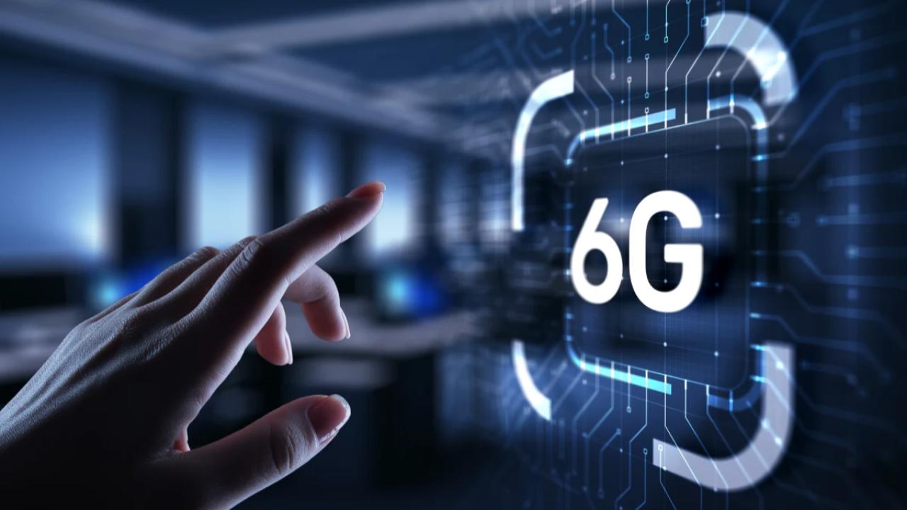 La sexta generación de redes móviles, conocida como 6G, se perfila como la sucesora del actual 5G, prometiendo una transformación radical en la conectividad móvil. Actualmente en fases avanzadas de investigación y desarrollo, su implementación global se espera que comience gradualmente alrededor de 2030.