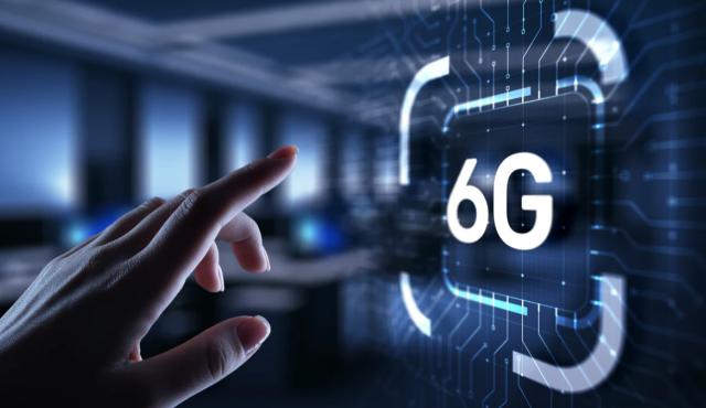 La sexta generación de redes móviles, conocida como 6G, se perfila como la sucesora del actual 5G, prometiendo una transformación radical en la conectividad móvil. Actualmente en fases avanzadas de investigación y desarrollo, su implementación global se espera que comience gradualmente alrededor de 2030.