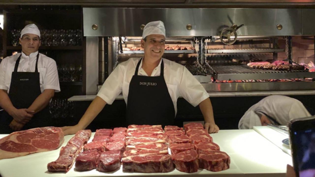 Si bien el emblemático Don Julio en Palermo se alza como un ícono global, a menudo posicionado en los rankings de los mejores restaurantes del mundo, su experiencia premium se traduce en un ticket considerablemente elevado. Es un templo para paladares exigentes y bolsillos holgados, ofreciendo carnes de pastura de primer nivel y una cava de vinos excepcional.