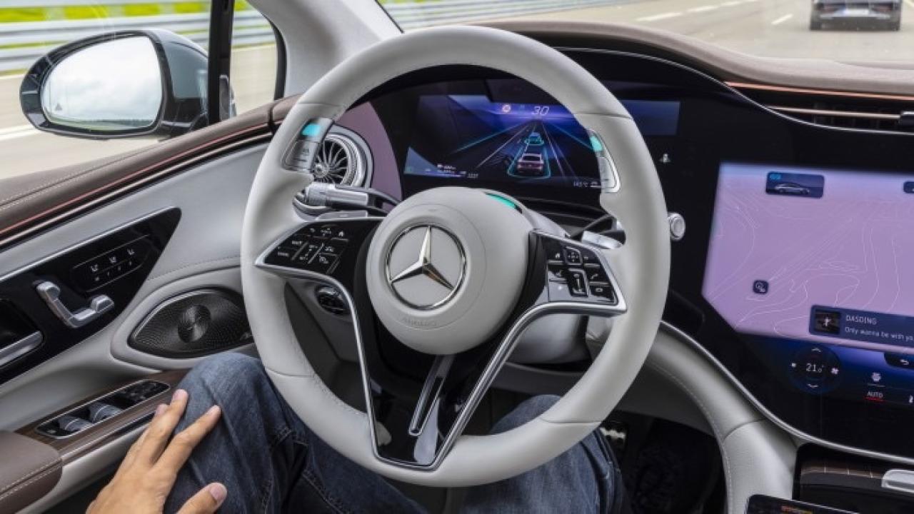 Mercedes-Benz dio un paso más hacia la transformación del vehículo en un espacio de trabajo al anunciar una alianza estratégica con Microsoft. A través de su nuevo sistema operativo MB.OS, la automotriz alemana integrará herramientas como Microsoft Teams, Microsoft Intune y Copilot de Microsoft 365 directamente en su plataforma de infoentretenimiento MBUX, disponible a partir de 2025.
