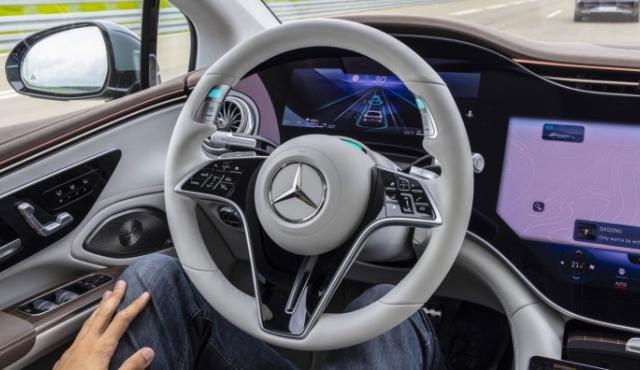 Mercedes-Benz dio un paso más hacia la transformación del vehículo en un espacio de trabajo al anunciar una alianza estratégica con Microsoft. A través de su nuevo sistema operativo MB.OS, la automotriz alemana integrará herramientas como Microsoft Teams, Microsoft Intune y Copilot de Microsoft 365 directamente en su plataforma de infoentretenimiento MBUX, disponible a partir de 2025.
