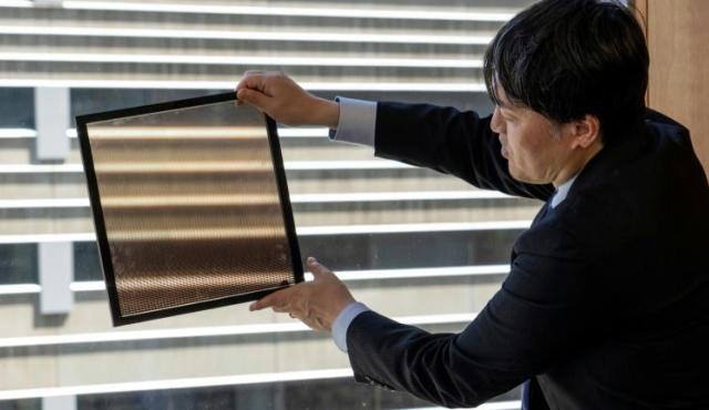 En su ambiciosa carrera hacia la neutralidad de carbono para 2050, Japón está desplegando una revolución energética silenciosa pero disruptiva: paneles solares ultralivianos, flexibles y adaptables a cualquier superficie. Fabricados con perovskita, un mineral que permite desarrollar células solares finas como una hoja de papel, estos paneles podrían cambiar para siempre la forma en que captamos energía del sol.

