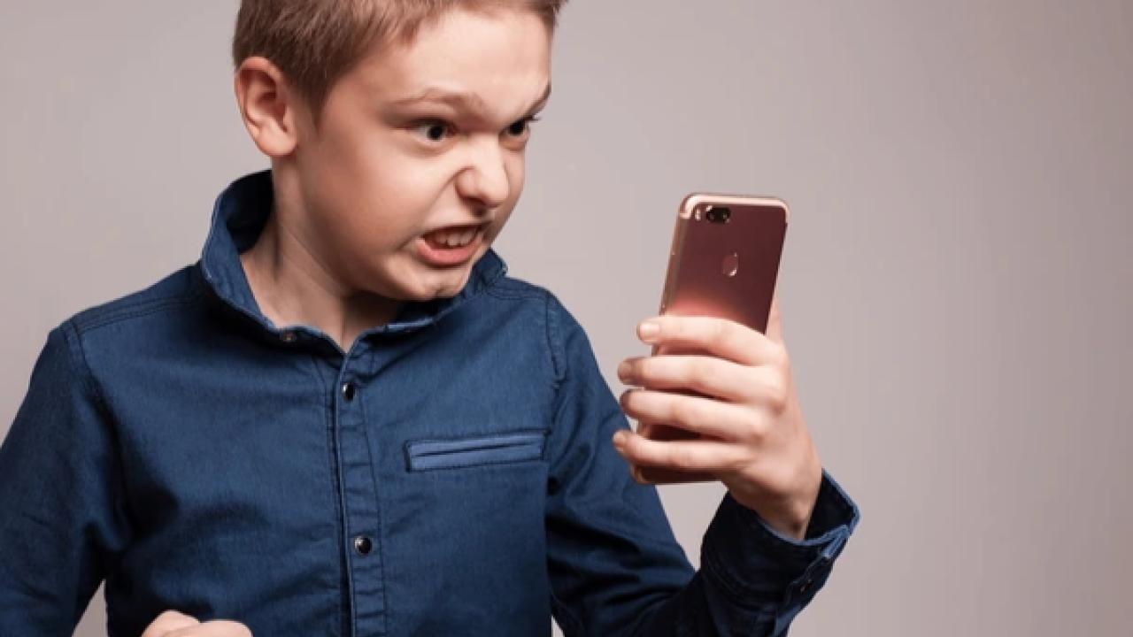 El uso del teléfono móvil sigue extendiéndose entre los menores y ya hay un 42% de niños en España que lo utiliza por primera vez antes de los 8 años.
