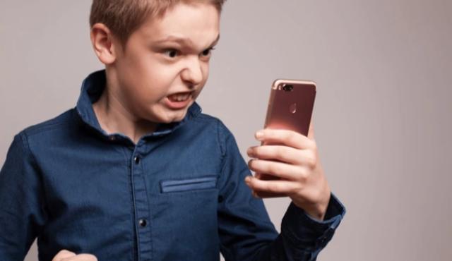 El uso del teléfono móvil sigue extendiéndose entre los menores y ya hay un 42% de niños en España que lo utiliza por primera vez antes de los 8 años.

