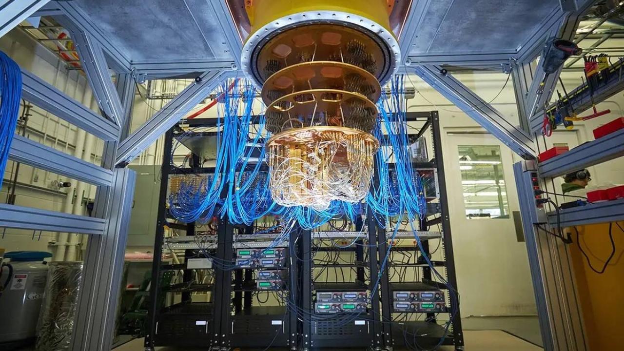 Investigadores argentinos continúan desarrollando tecnologías de computación cuántica con el objetivo de posicionar al país como referente regional. El desafío: soberanía tecnológica en una carrera global dominada por potencias como Estados Unidos, China y la Unión Europea.
