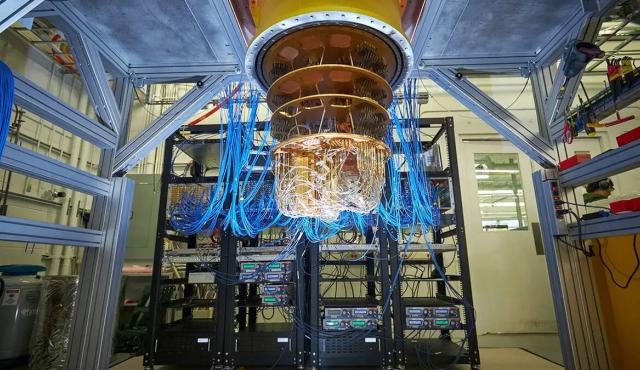 Investigadores argentinos continúan desarrollando tecnologías de computación cuántica con el objetivo de posicionar al país como referente regional. El desafío: soberanía tecnológica en una carrera global dominada por potencias como Estados Unidos, China y la Unión Europea.

