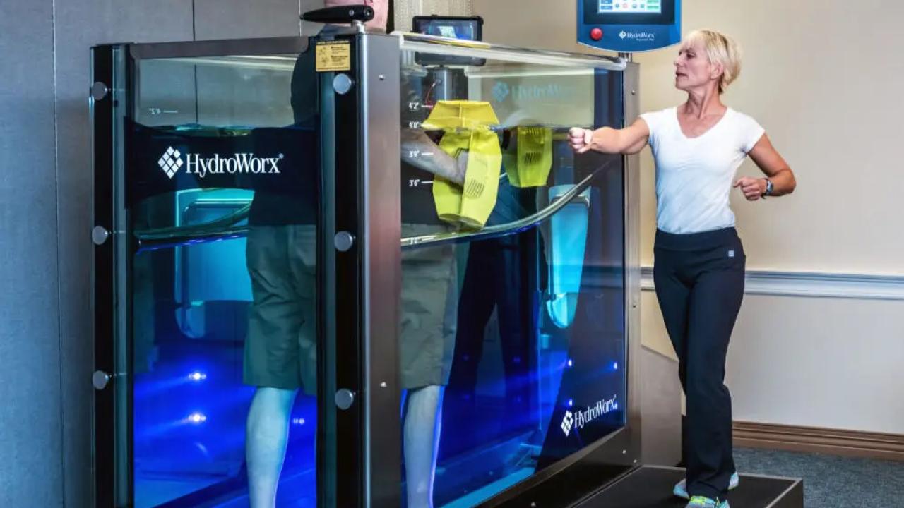 Cada vez más centros médicos y deportivos incorporan cintas de correr que se llenan de agua. ¿De qué se trata esta innovación y por qué es clave para la salud articular?
