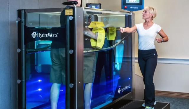 Cada vez más centros médicos y deportivos incorporan cintas de correr que se llenan de agua. ¿De qué se trata esta innovación y por qué es clave para la salud articular?

