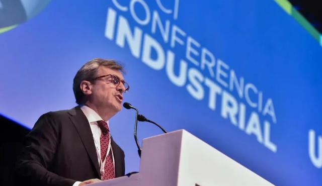 Preocupación de la UIA por la desaceleración económica: advierten por caída del empleo industrial y falta de crédito.
