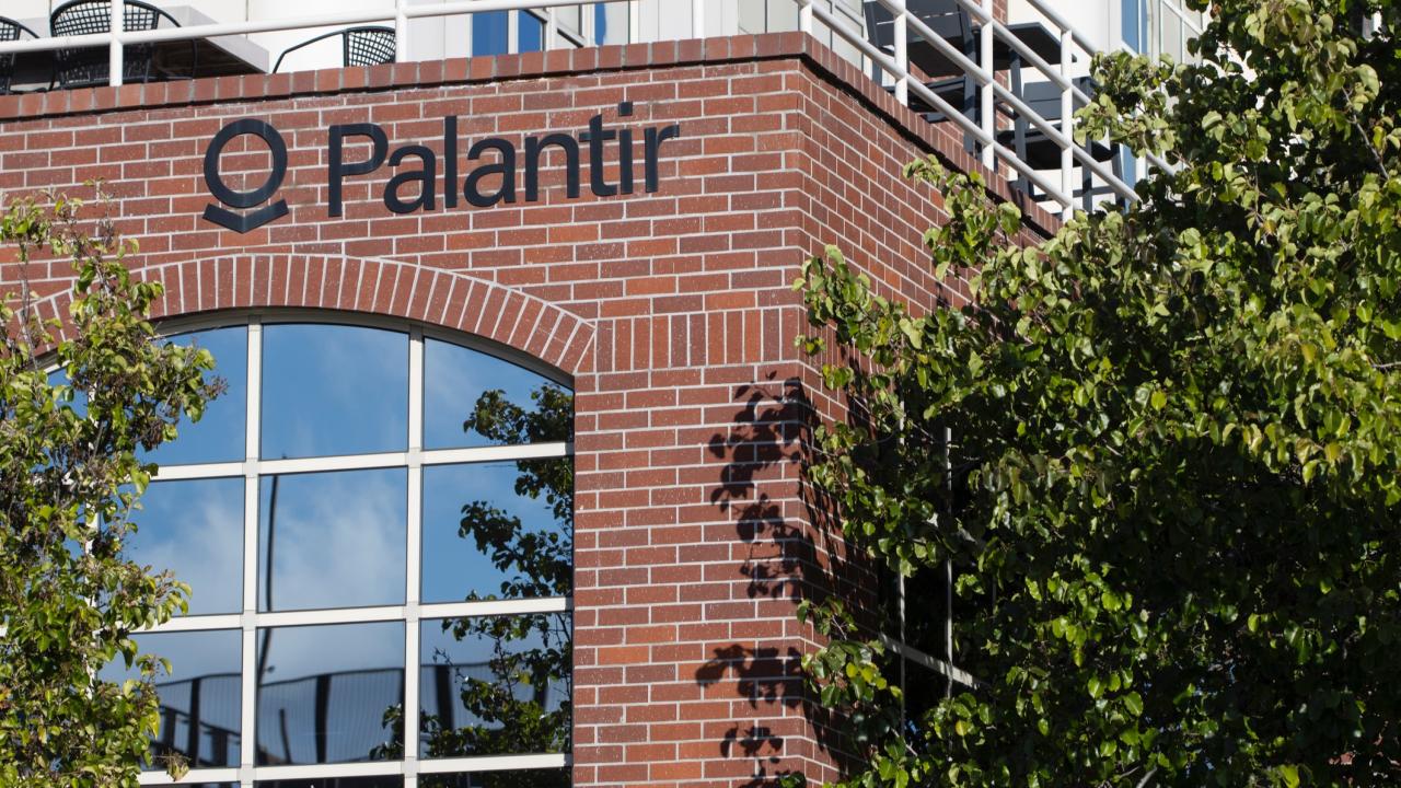 El desempeño de Palantir (PLTR) en el primer semestre de 2025 ha sido excepcional, con un crecimiento significativo y resultados récord que superaron ampliamente las expectativas del mercado.
