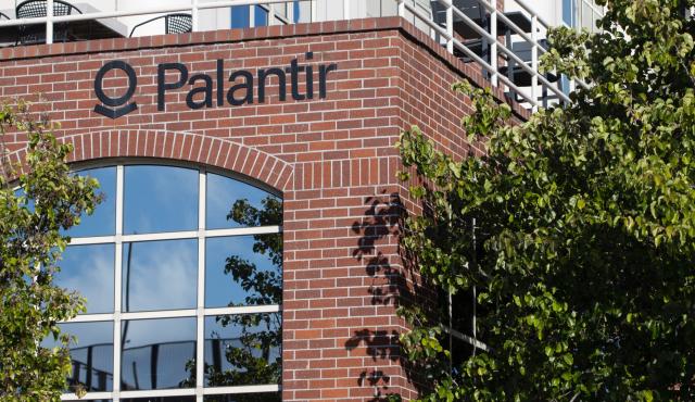 El desempeño de Palantir (PLTR) en el primer semestre de 2025 ha sido excepcional, con un crecimiento significativo y resultados récord que superaron ampliamente las expectativas del mercado.
