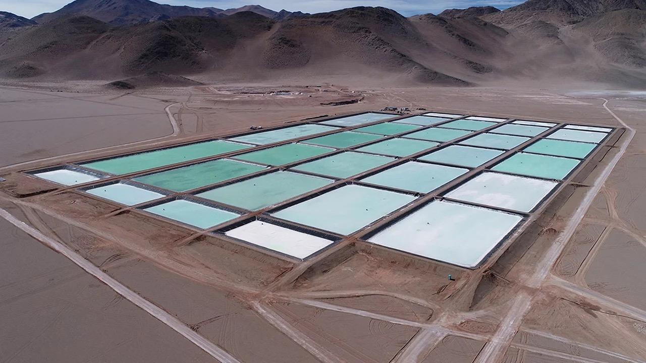 Argentina produce uno de los recursos más codiciados del siglo XXI, pero sigue exportándolo sin transformar. ¿Podrá el país dar el salto de proveedor de litio a potencia tecnológica con valor agregado?