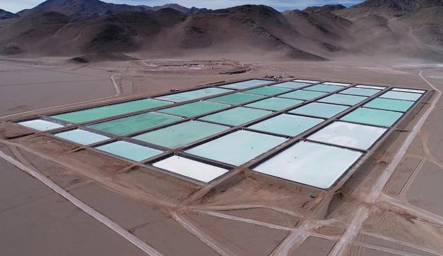 Argentina produce uno de los recursos más codiciados del siglo XXI, pero sigue exportándolo sin transformar. ¿Podrá el país dar el salto de proveedor de litio a potencia tecnológica con valor agregado?