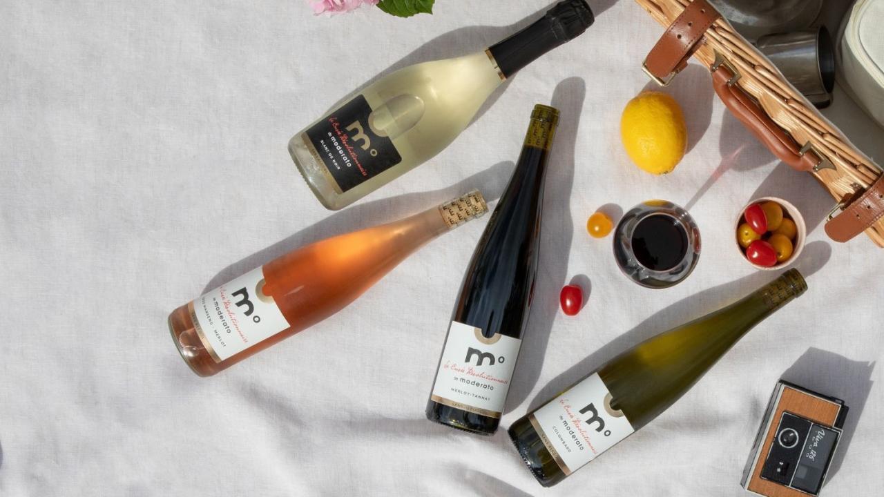 Moderato es una marca francesa que está revolucionando el mundo del vino sin alcohol, con la misión de ofrecer vinos de alta calidad, elaborados por profesionales con una declaración universal: todos los amantes del vino deben tener derecho a disfrutar de vinos desalcoholizados excepcionales. 