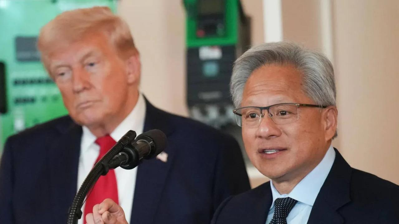 El presidente de Estados Unidos, Donald Trump, señaló este lunes que estaría “abierto” a permitir que Nvidia Corp. venda una versión de menor potencia de su avanzado chip de Inteligencia Artificial Blackwell a China, en lo que podría constituir una concesión significativa en la política de control tecnológico estadounidense  .