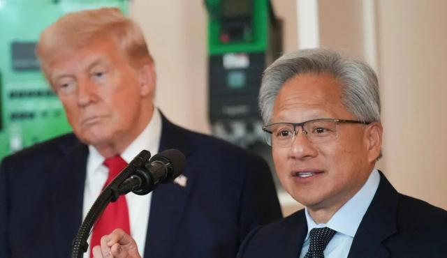 El presidente de Estados Unidos, Donald Trump, señaló este lunes que estaría “abierto” a permitir que Nvidia Corp. venda una versión de menor potencia de su avanzado chip de Inteligencia Artificial Blackwell a China, en lo que podría constituir una concesión significativa en la política de control tecnológico estadounidense  .