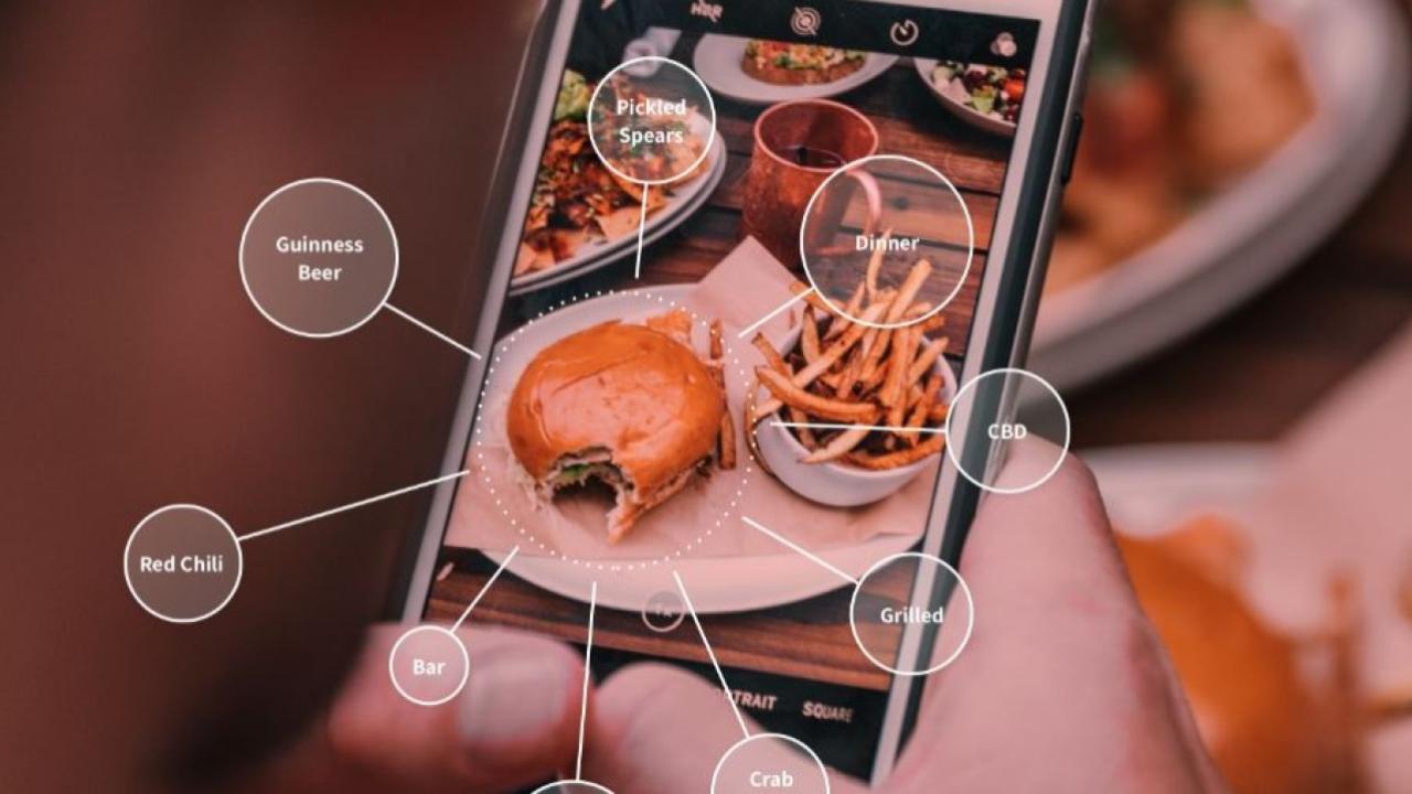 Plataformas como Nutrino o Lumen usan algoritmos que procesan datos biométricos, historial médico y hábitos para elaborar menús únicos, optimizando la nutrición y previniendo enfermedades.