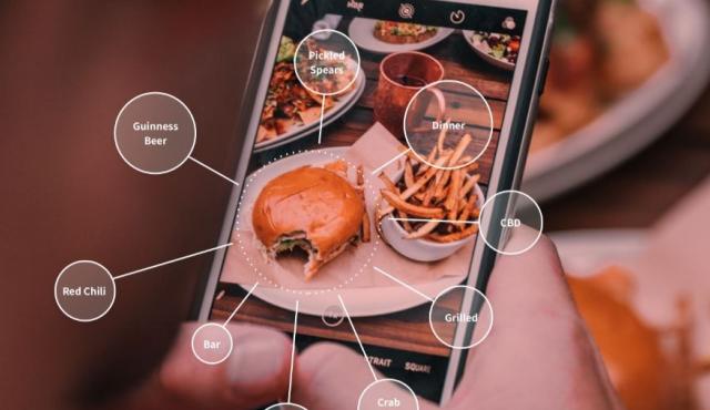 Plataformas como Nutrino o Lumen usan algoritmos que procesan datos biométricos, historial médico y hábitos para elaborar menús únicos, optimizando la nutrición y previniendo enfermedades.