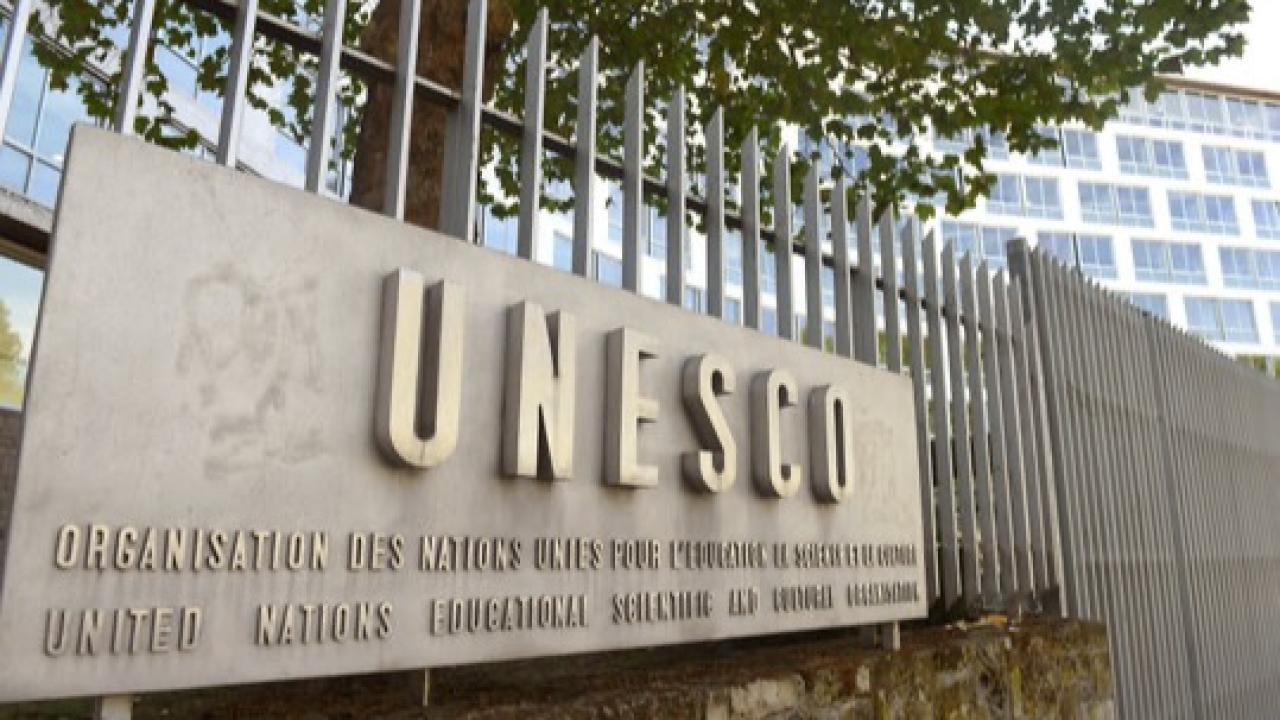 Un nuevo documento de trabajo publicado por el Instituto Internacional de la UNESCO para la Educación Superior en América Latina y el Caribe (IESALC), escrito por Arianna Valentini y Alep Blancas, advierte que la rápida integración de las tecnologías de Inteligencia Artificial en los entornos académicos presenta desafíos complejos para lo que las instituciones de educación superior no están preparadas. 
